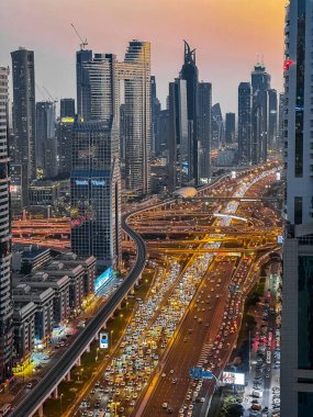 Gün batımında Şeyh Zayed Yolu 'nun Dubai şehir merkezindeki Finansal Merkezi, BAE. Yüksek kalite fotoğraf