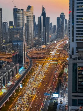 Gün batımında Şeyh Zayed Yolu 'nun Dubai şehir merkezindeki Finansal Merkezi, BAE. Yüksek kalite fotoğraf