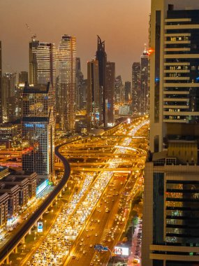 Gün batımında Şeyh Zayed Yolu 'nun Dubai şehir merkezindeki Finansal Merkezi, BAE. Yüksek kalite fotoğraf