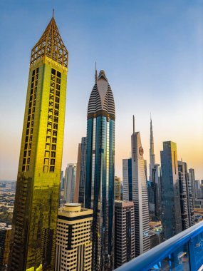 Gün batımında Şeyh Zayed Yolu 'nun Dubai şehir merkezindeki Finansal Merkezi, BAE. Yüksek kalite fotoğraf