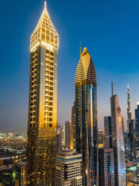 Gün batımında Şeyh Zayed Yolu 'nun Dubai şehir merkezindeki Finansal Merkezi, BAE. Yüksek kalite fotoğraf