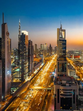 Gün batımında Şeyh Zayed Yolu 'nun Dubai şehir merkezindeki Finansal Merkezi, BAE. Yüksek kalite fotoğraf