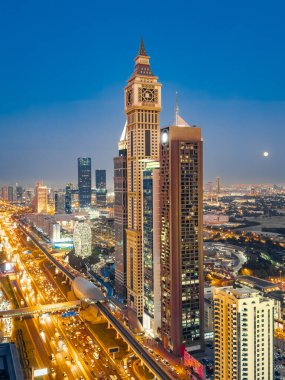 Gün batımında Şeyh Zayed Yolu 'nun Dubai şehir merkezindeki Finansal Merkezi, BAE. Yüksek kalite fotoğraf