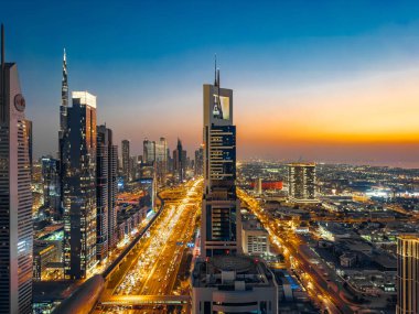 Gün batımında Şeyh Zayed Yolu 'nun Dubai şehir merkezindeki Finansal Merkezi, BAE. Yüksek kalite fotoğraf