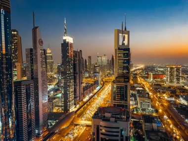 Gün batımında Şeyh Zayed Yolu 'nun Dubai şehir merkezindeki Finansal Merkezi, BAE. Yüksek kalite fotoğraf