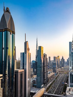 Gün batımında Şeyh Zayed Yolu 'nun Dubai şehir merkezindeki Finansal Merkezi, BAE. Yüksek kalite fotoğraf