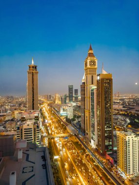 Gün batımında Şeyh Zayed Yolu 'nun Dubai şehir merkezindeki Finansal Merkezi, BAE. Yüksek kalite fotoğraf