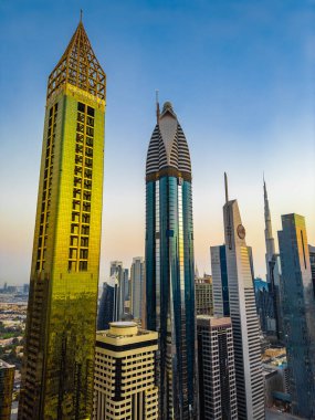 Gün batımında Şeyh Zayed Yolu 'nun Dubai şehir merkezindeki Finansal Merkezi, BAE. Yüksek kalite fotoğraf