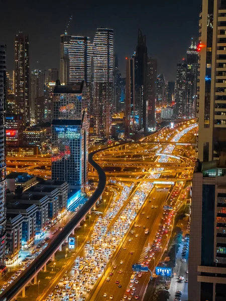 Gün batımında Şeyh Zayed Yolu 'nun Dubai şehir merkezindeki Finansal Merkezi, BAE. Yüksek kalite fotoğraf