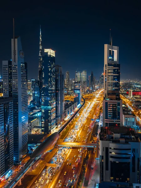 Gün batımında Şeyh Zayed Yolu 'nun Dubai şehir merkezindeki Finansal Merkezi, BAE. Yüksek kalite fotoğraf