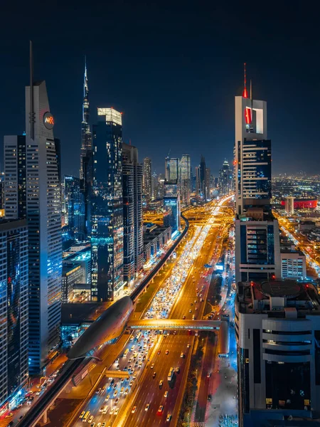 Gün batımında Şeyh Zayed Yolu 'nun Dubai şehir merkezindeki Finansal Merkezi, BAE. Yüksek kalite fotoğraf