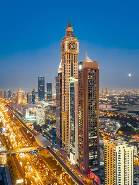 Gün batımında Şeyh Zayed Yolu 'nun Dubai şehir merkezindeki Finansal Merkezi, BAE. Yüksek kalite fotoğraf