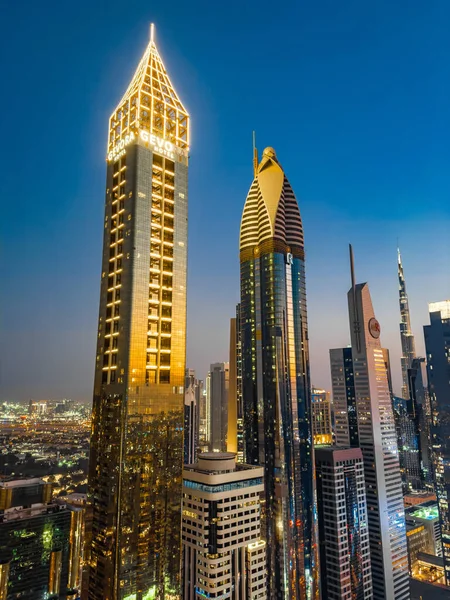 Gün batımında Şeyh Zayed Yolu 'nun Dubai şehir merkezindeki Finansal Merkezi, BAE. Yüksek kalite fotoğraf