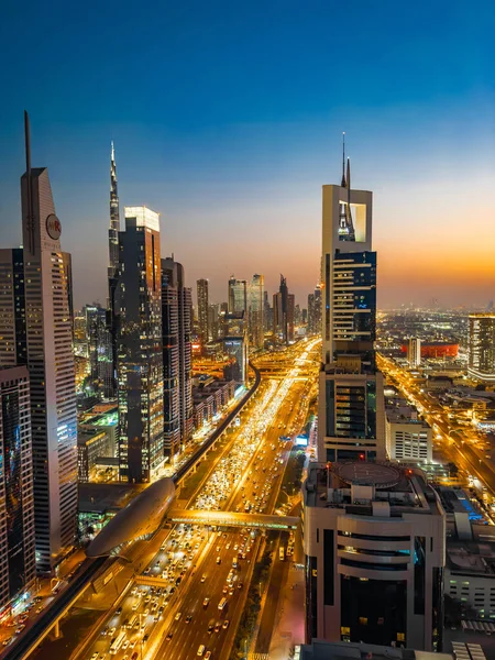 Gün batımında Şeyh Zayed Yolu 'nun Dubai şehir merkezindeki Finansal Merkezi, BAE. Yüksek kalite fotoğraf