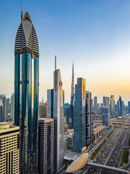 Gün batımında Şeyh Zayed Yolu 'nun Dubai şehir merkezindeki Finansal Merkezi, BAE. Yüksek kalite fotoğraf