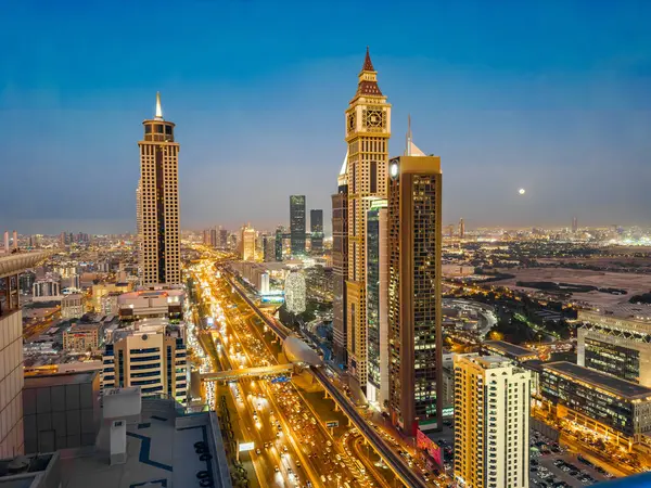 Gün batımında Şeyh Zayed Yolu 'nun Dubai şehir merkezindeki Finansal Merkezi, BAE. Yüksek kalite fotoğraf