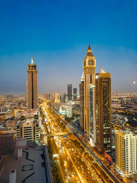 Gün batımında Şeyh Zayed Yolu 'nun Dubai şehir merkezindeki Finansal Merkezi, BAE. Yüksek kalite fotoğraf