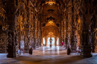 Pattaya, Tayland 'daki Doğruluk Tapınağı' nın içindeki tahta oyma heykeller. Yüksek kalite fotoğraf