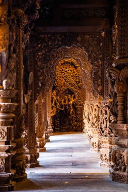 Pattaya, Tayland 'daki Doğruluk Tapınağı' nın içindeki tahta oyma heykeller. Yüksek kalite fotoğraf