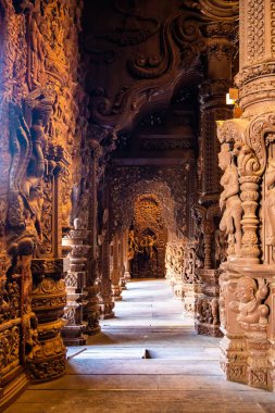 Pattaya, Tayland 'daki Doğruluk Tapınağı' nın içindeki tahta oyma heykeller. Yüksek kalite fotoğraf