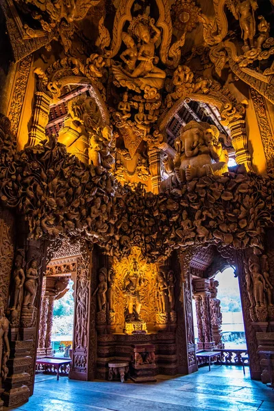 泰国帕塔亚真理圣殿内的木雕雕塑 高质量的照片 — 图库照片