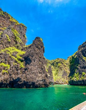Wang Long Bay, Koh Phi Phi, Krabi, Tayland 'daki uzun kuyruk teknesinden. Yüksek kalite fotoğraf