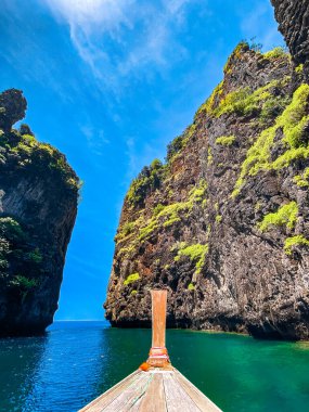 Wang Long Bay, Koh Phi Phi, Krabi, Tayland 'daki uzun kuyruk teknesinden. Yüksek kalite fotoğraf