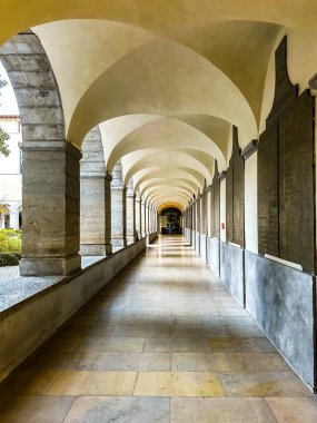 Lyon, Fransa 'daki Grand Hotel Dieu avlusu ve bahçesi. Yüksek kalite fotoğraf