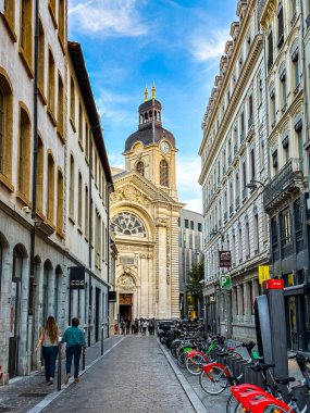 Fransa, Lyon 'daki Chapel Hotel Dieu avlusu ve bahçesi. Yüksek kalite fotoğraf