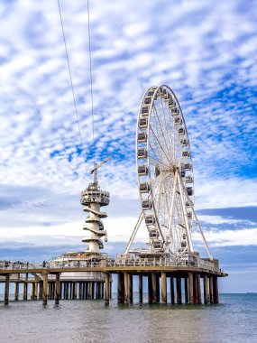 Scheveningen Strand, Hollanda, Lahey 'deki Pier plajı ve gezinti güvertesi. Yüksek kalite fotoğraf