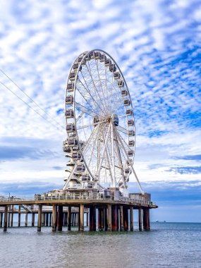 Scheveningen Strand, Hollanda, Lahey 'deki Pier plajı ve gezinti güvertesi. Yüksek kalite fotoğraf