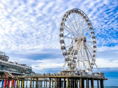 Scheveningen Strand, Hollanda, Lahey 'deki Pier plajı ve gezinti güvertesi. Yüksek kalite fotoğraf