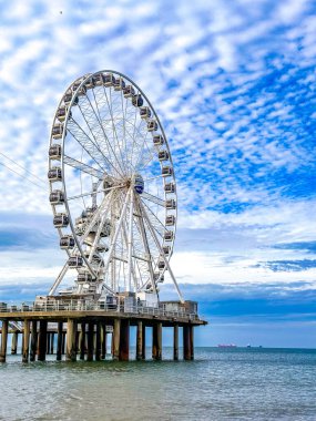 Scheveningen Strand, Hollanda, Lahey 'deki Pier plajı ve gezinti güvertesi. Yüksek kalite fotoğraf