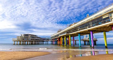 Scheveningen Strand, Hollanda, Lahey 'deki Pier plajı ve gezinti güvertesi. Yüksek kalite fotoğraf