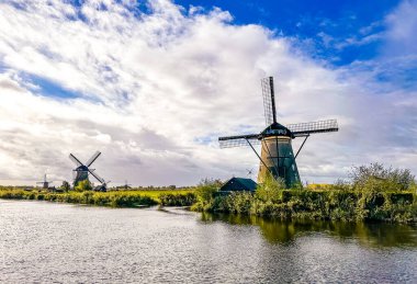 Hollanda, Avrupa 'daki Kinderdijk yel değirmenleri ve su kanalı. Yüksek kalite fotoğraf