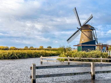 Hollanda, Avrupa 'daki Kinderdijk yel değirmenleri ve su kanalı. Yüksek kalite fotoğraf