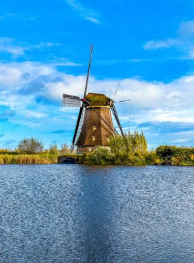 Hollanda, Avrupa 'daki Kinderdijk yel değirmenleri ve su kanalı. Yüksek kalite fotoğraf