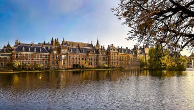 Hollanda, Lahey 'de günbatımında Binnenhof binasının manzarası. Yüksek kalite fotoğraf