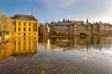 Hollanda, Lahey 'de günbatımında Binnenhof binasının manzarası. Yüksek kalite fotoğraf