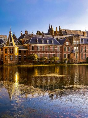 Hollanda, Lahey 'de günbatımında Binnenhof binasının manzarası. Yüksek kalite fotoğraf