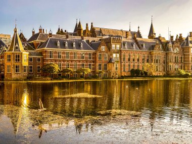 Hollanda, Lahey 'de günbatımında Binnenhof binasının manzarası. Yüksek kalite fotoğraf