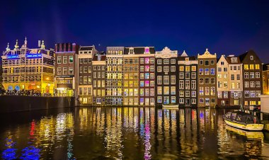Hollanda 'nın Amsterdam merkezindeki Damrak dar evleri. Yüksek kalite fotoğraf