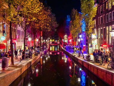 Hollanda, Amsterdam 'da geceleri kırmızı ışık bölgesi. Yüksek kalite fotoğraf