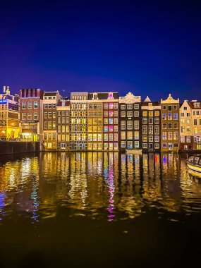 Hollanda 'nın Amsterdam merkezindeki Damrak dar evleri. Yüksek kalite fotoğraf