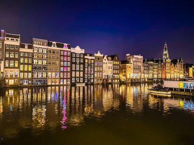 Hollanda 'nın Amsterdam merkezindeki Damrak dar evleri. Yüksek kalite fotoğraf