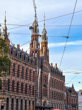 Hollanda tramvayı olan Amsterdam şehir merkezi. Yüksek kalite fotoğraf