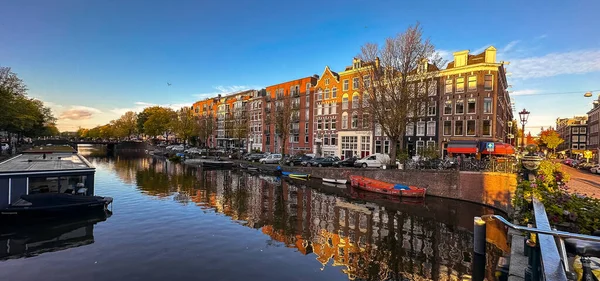 Blick Auf Den Amsterdamer Kanal Mit Booten Und Fahrrädern Bei — Stockfoto