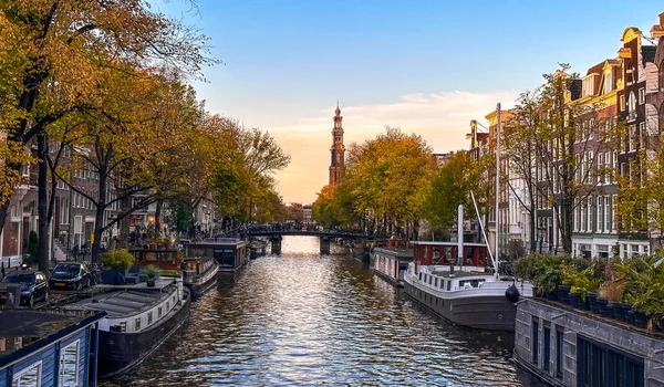 Amsterdam Uitzicht Gracht Met Boten Fietsen Bij Zonsondergang Nederland Hoge — Stockfoto