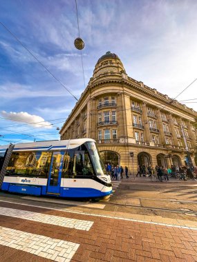 Hollanda tramvayı olan Amsterdam şehir merkezi. Yüksek kalite fotoğraf