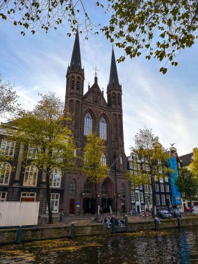Hollanda 'da günbatımında tekne ve bisikletlerle Amsterdam kanal manzarası. Yüksek kalite fotoğraf